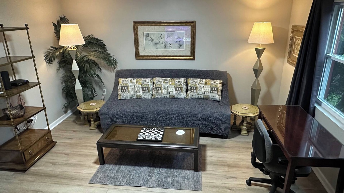 Hickory Apartment | Washer, Dryer, Desk, Smart TV, Blackout Shades, Fully Stocked Kitchen Cookware