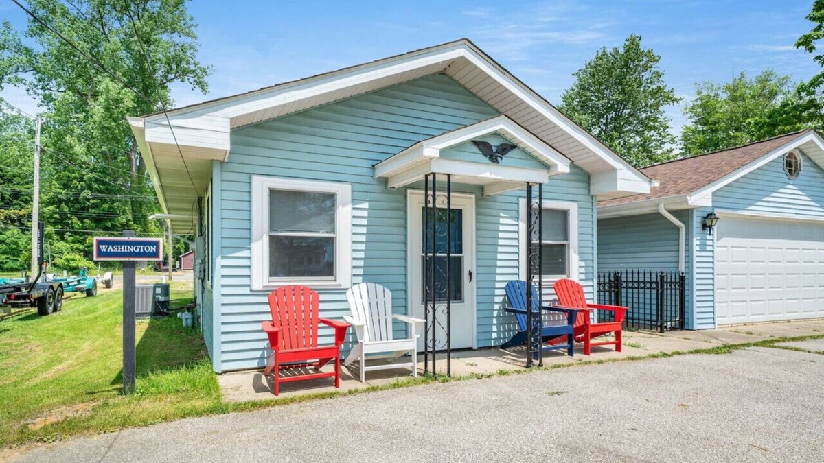 Paw Paw Lake Cabin | Washington Cottage by Paw Paw Lake