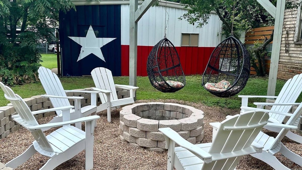 Brenham House | Washington House: Steps to Dwtn; Backyard oasis with fire pit/pool table/games