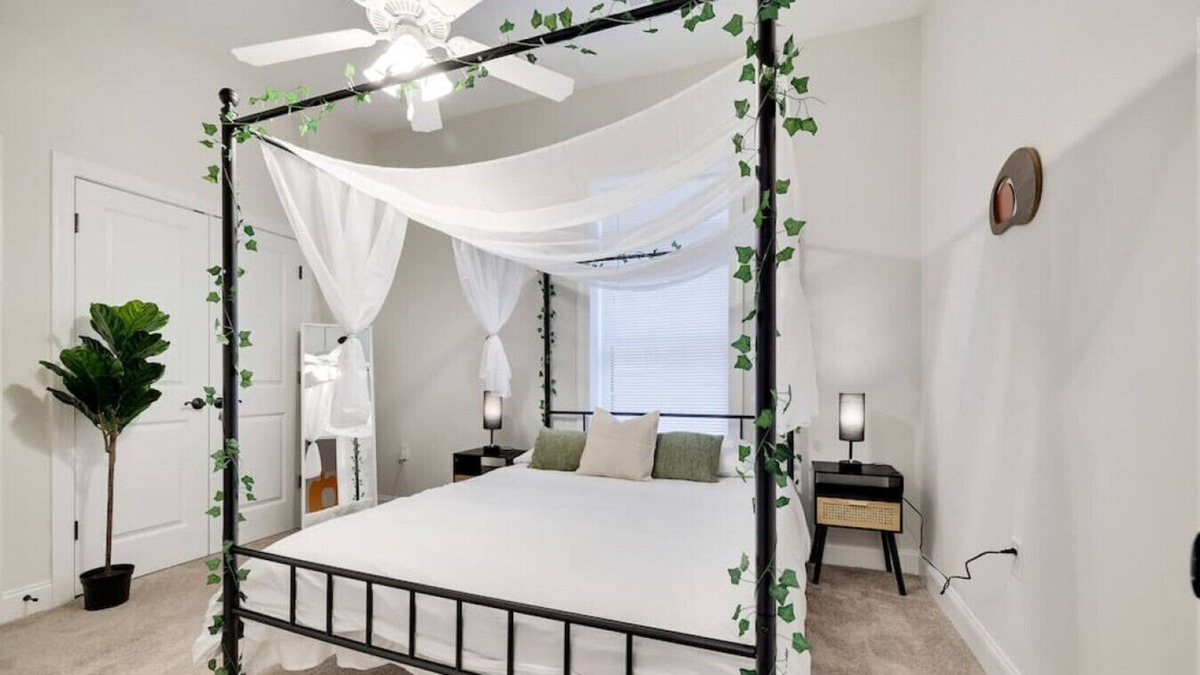 East Stroudsburg Apartment | Washington210 · Cozy Mid Century Suite