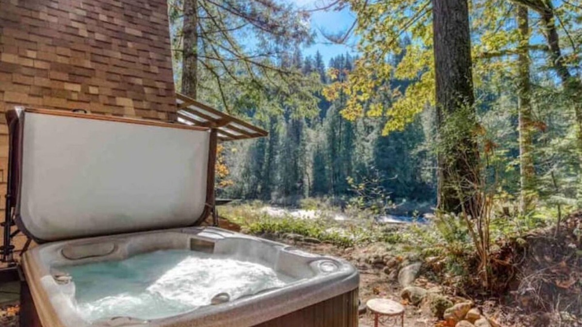 Washougal Cabin | Washougal river view, hot tub and HVAC for heat and cooling