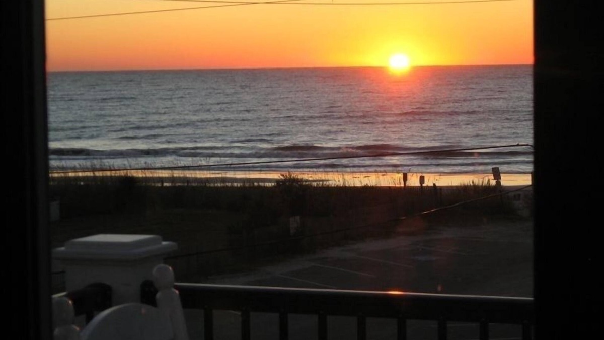Garden City House | Watch Sunrise in bed,ocean view,purified AC air, ample parking, 100 yds to beach