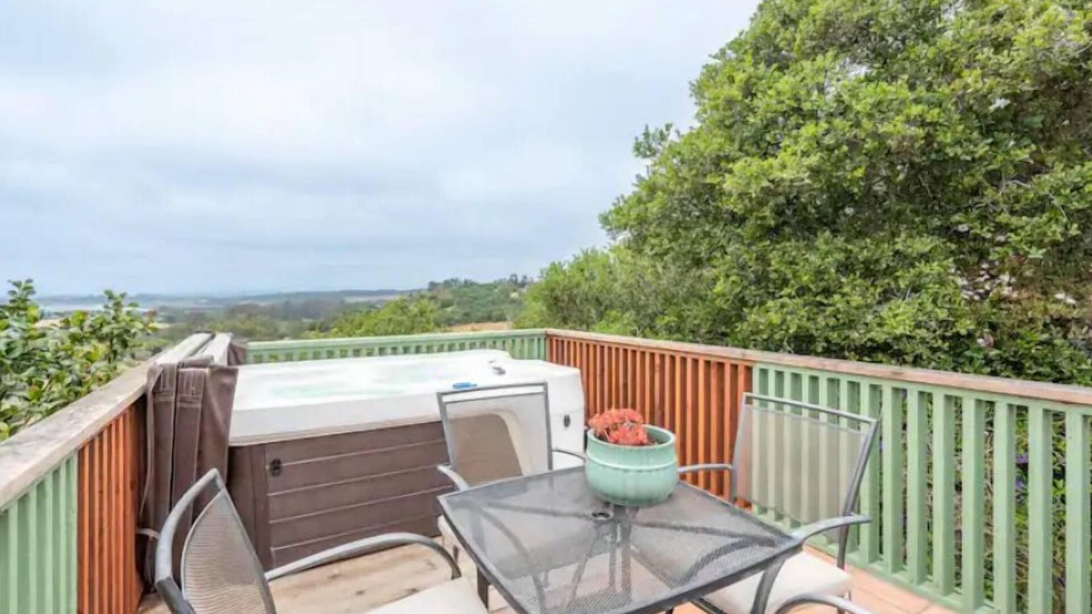 Elkhorn Apartment | Watch Sunsets of the Monterey Bay From a Hilltop Villa