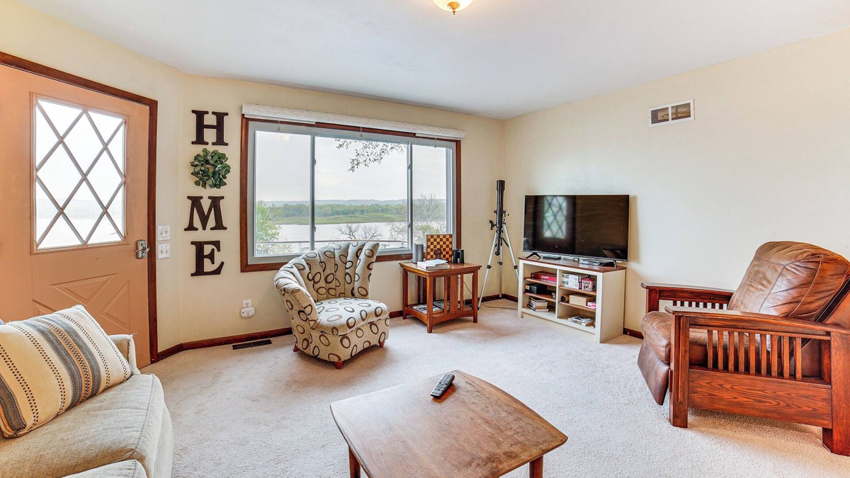 Peoria Heights House | Watch the Sunrise at this Quaint Lake-View Cottage