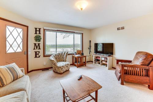 Peoria Heights House | Watch the Sunrise at this Quaint Lake-View Cottage