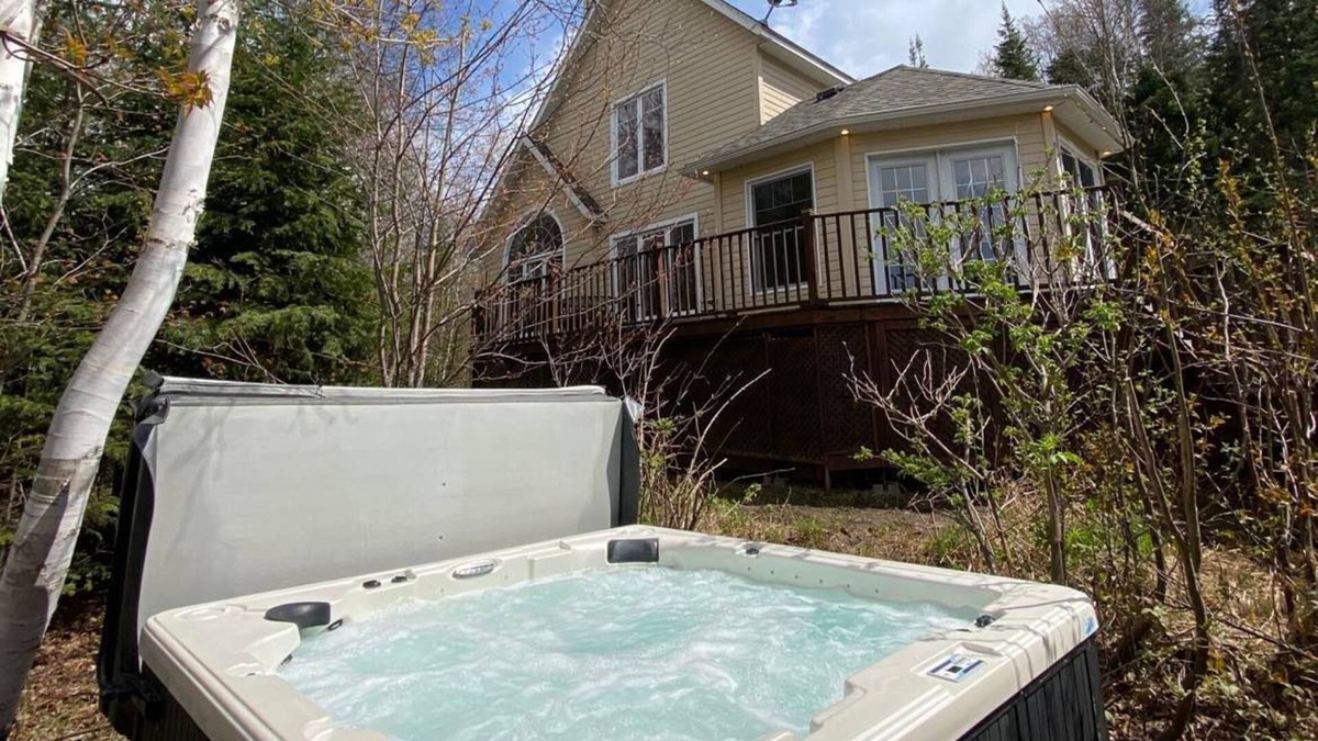 Saint Come Ski Chalet | Waterfront | Jacuzzi | Wood fireplace | Ski | Work from home