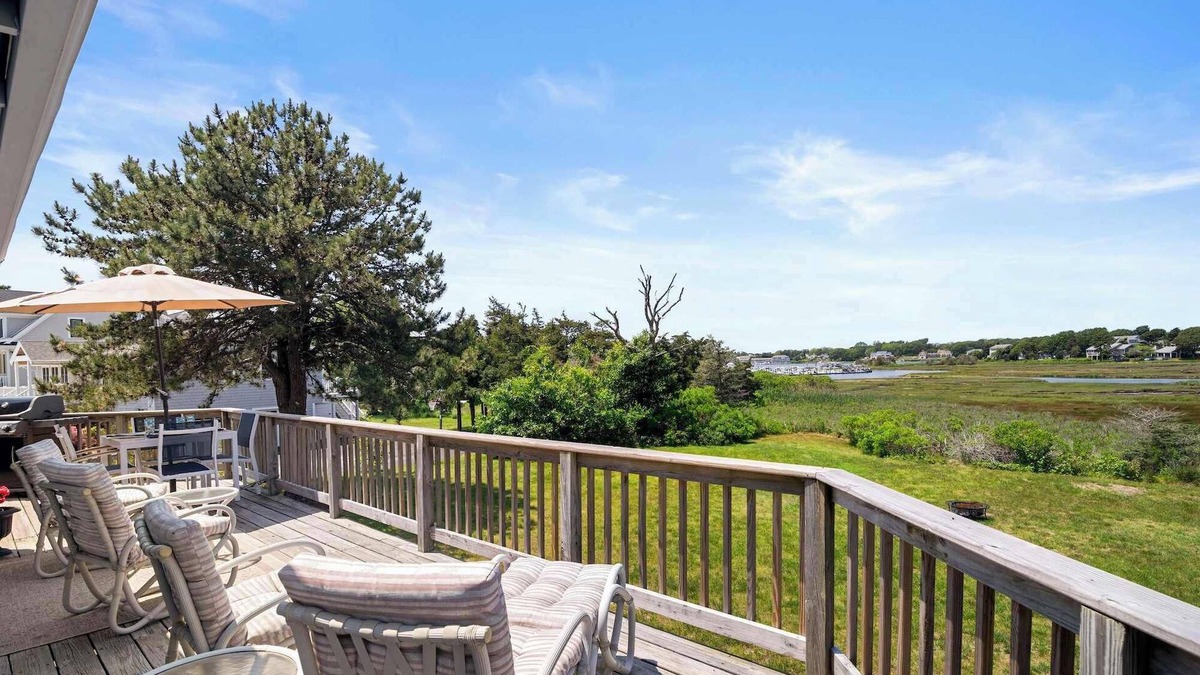 West Dennis House | Water Access, Sunsets, Walk to Restaurants!