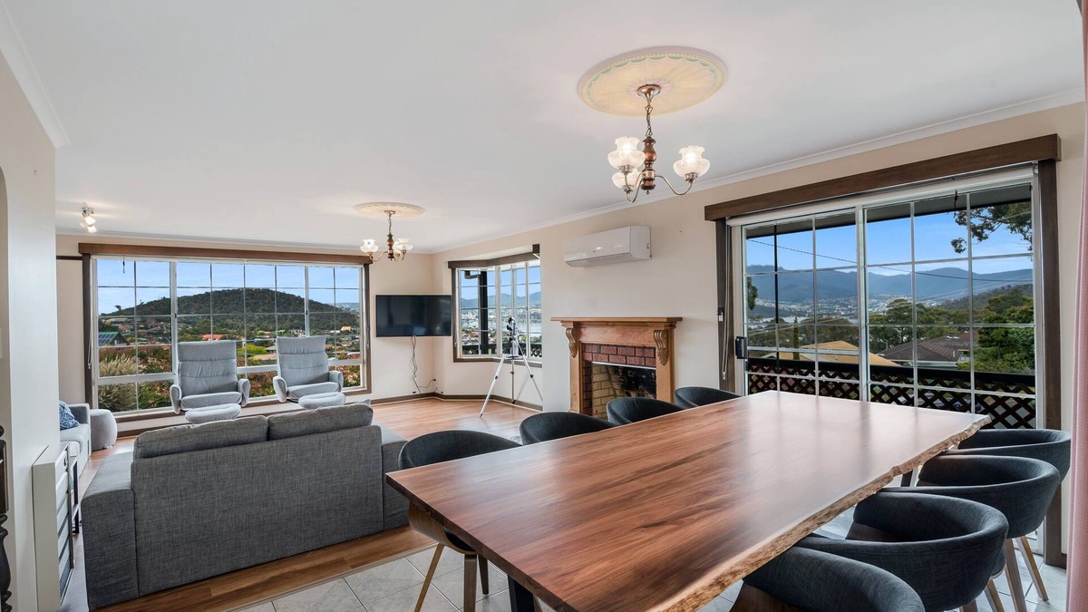 Lindisfarne House | Water/Bridge view; FAMILY is what this house is all about; 10 mins drive to city