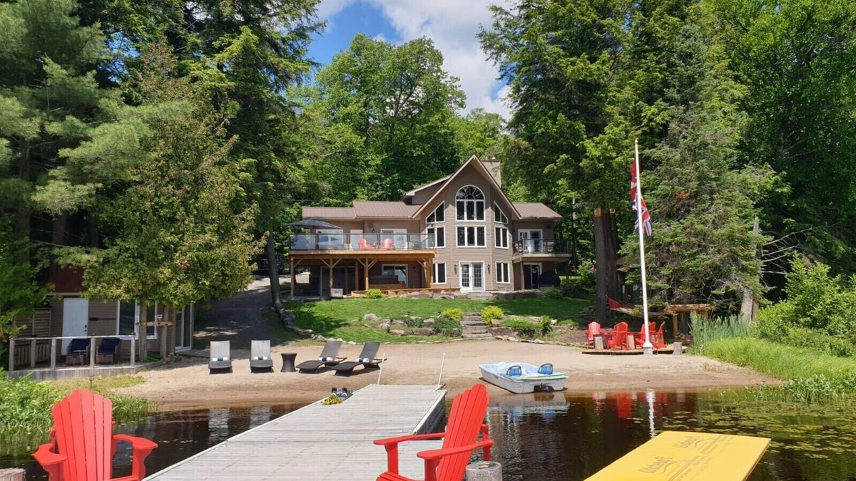 Perry House | Water Front Cottage on Lake Mirage, Private Dock, Sandy Beach and Hot Tub!