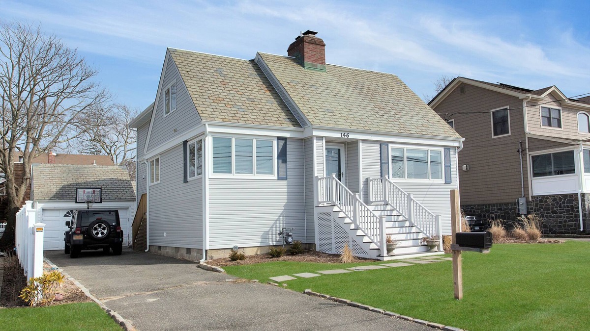 Amityville House | Water front home on the Beautiful Amityville River