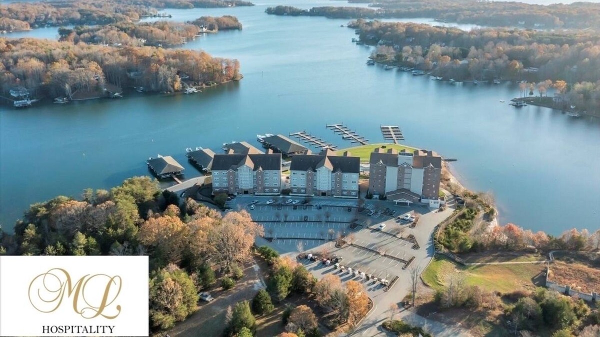 Huddleston Resort | Water front king beds resort w/ amenities at Mariners Landing