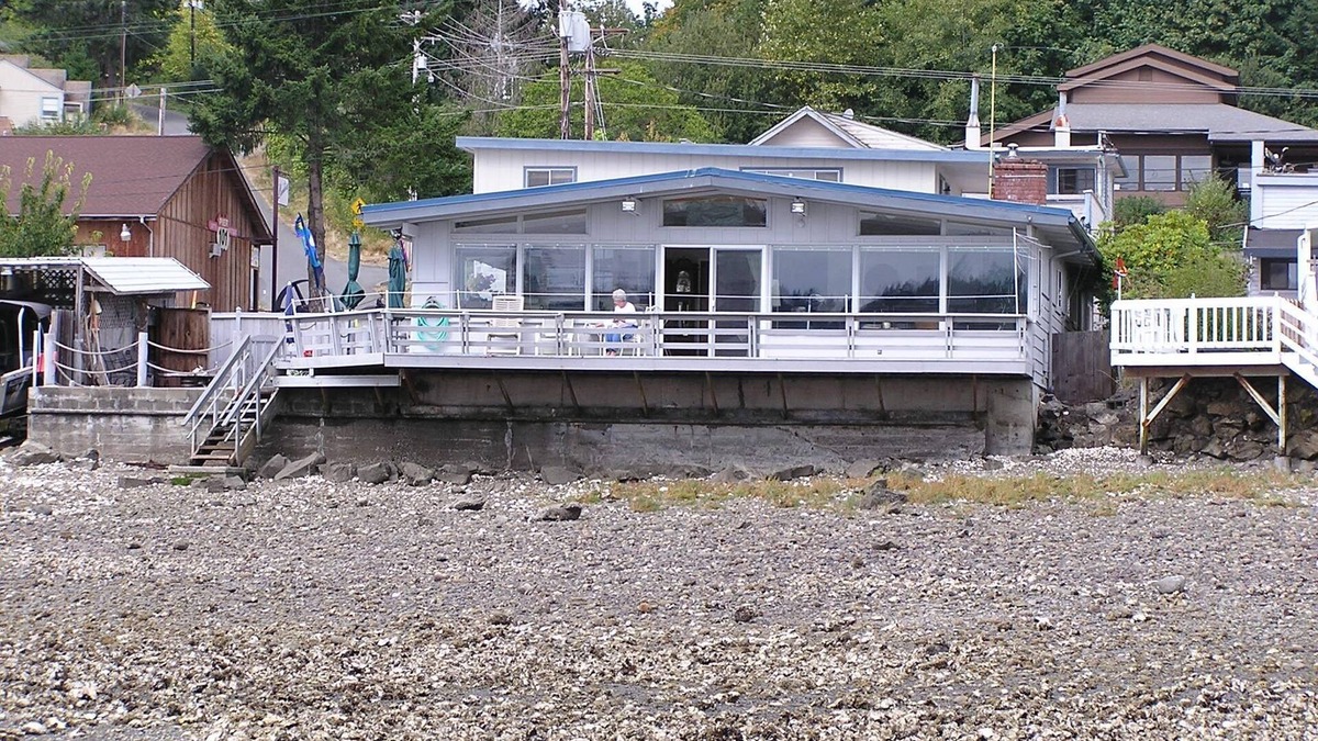 Hoodsport House | Water front, private beach, steps from down town Hoodsport with lots of parking.
