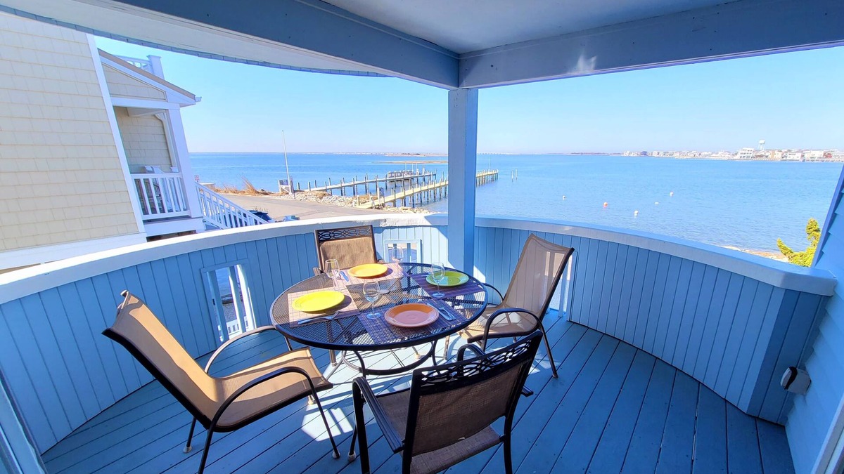 North Beach Haven House | Water Front, UnObstructed & Spectacular Views/Acess to Bay. 4 Mins walk to Beach