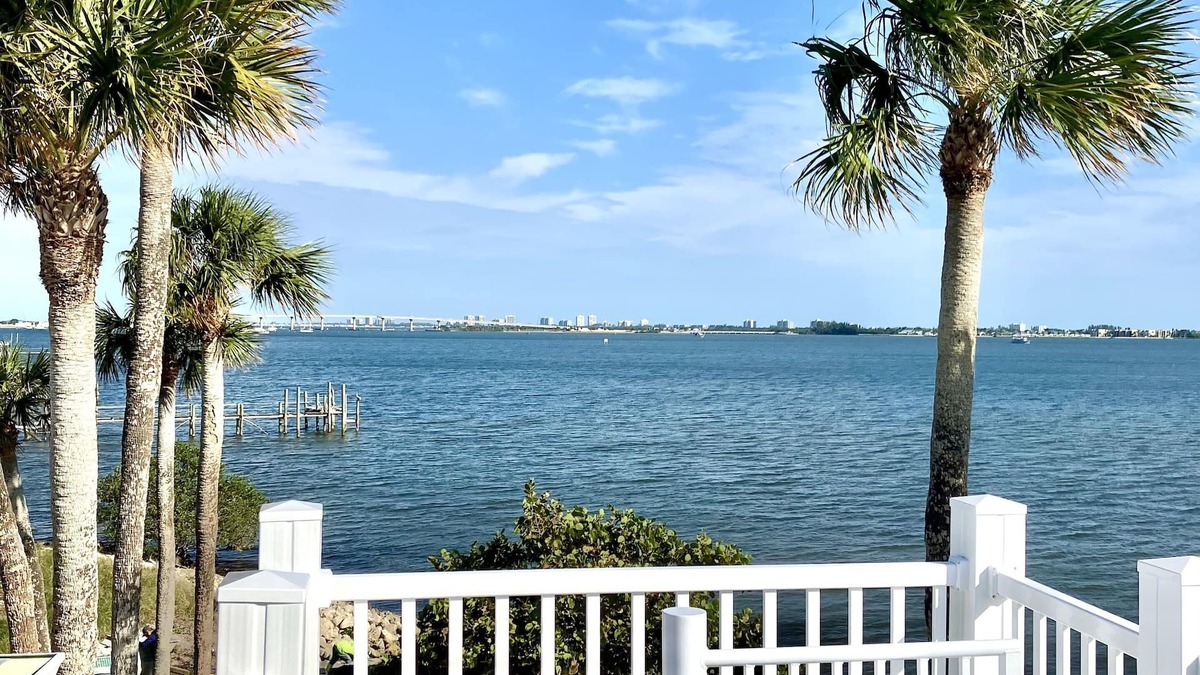 Jensen Beach House | Water Front🩷Minutes to Beach ~ BBQ grill~ Pool~ Rooftop Balcony-360° Views