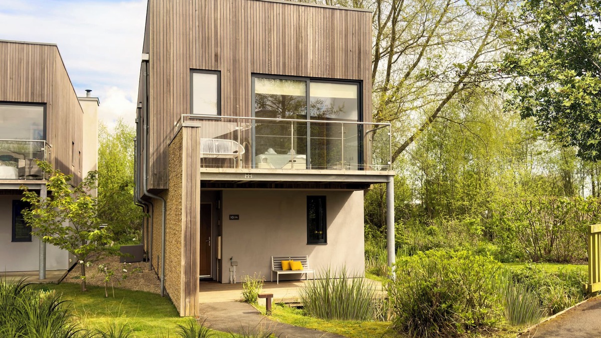 Somerford Keynes House | Water Garden 10, Detached/roof terrace, 4/5 bed 3 bathrooms, 10 adults spa/pools