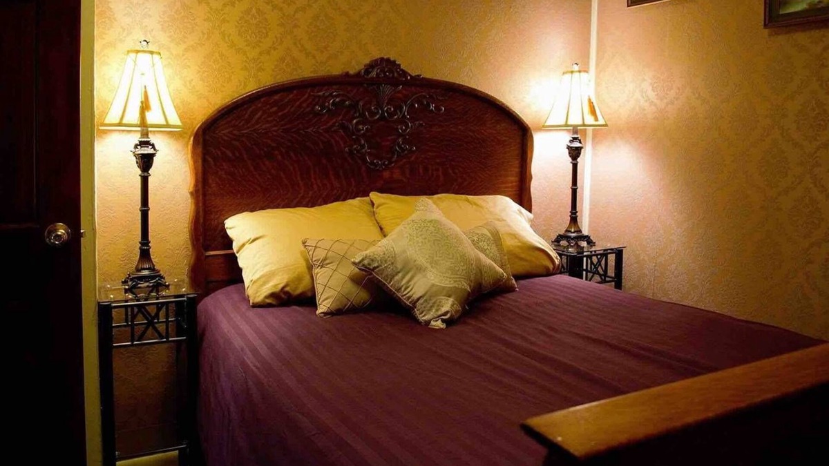 Russell House | Water Lilies Room at Carousel Bed and Breakfast