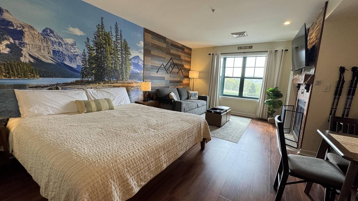 Vernon Hotel | Water Park (Next Door) Pool Hot Tubs Sauna Gym Stunning Sunsets #261
