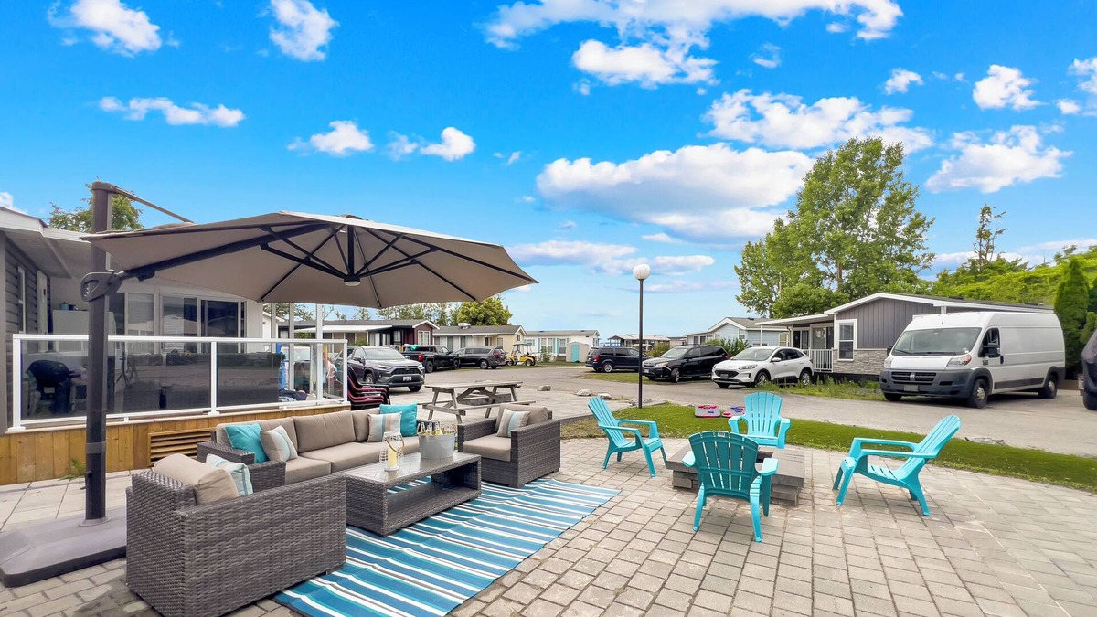 Sherkston Cottage | Water Park ~ Walk to Beach ~ Mini Golf ~ Sleeps 8 ~ AC & WiFi
