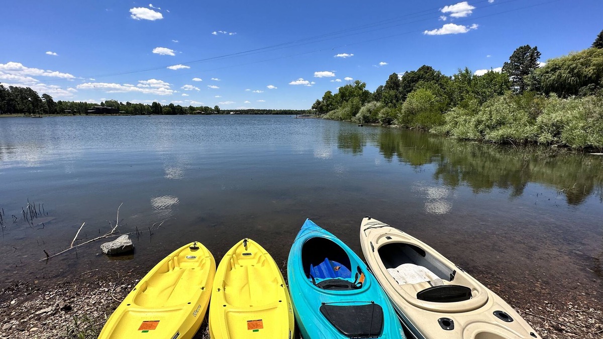 Pinetop-Lakeside Cottage | Water’s Edge Retreat, Lake & Creek Views , Kayaks, Firepit, Massage, Sleeps 10