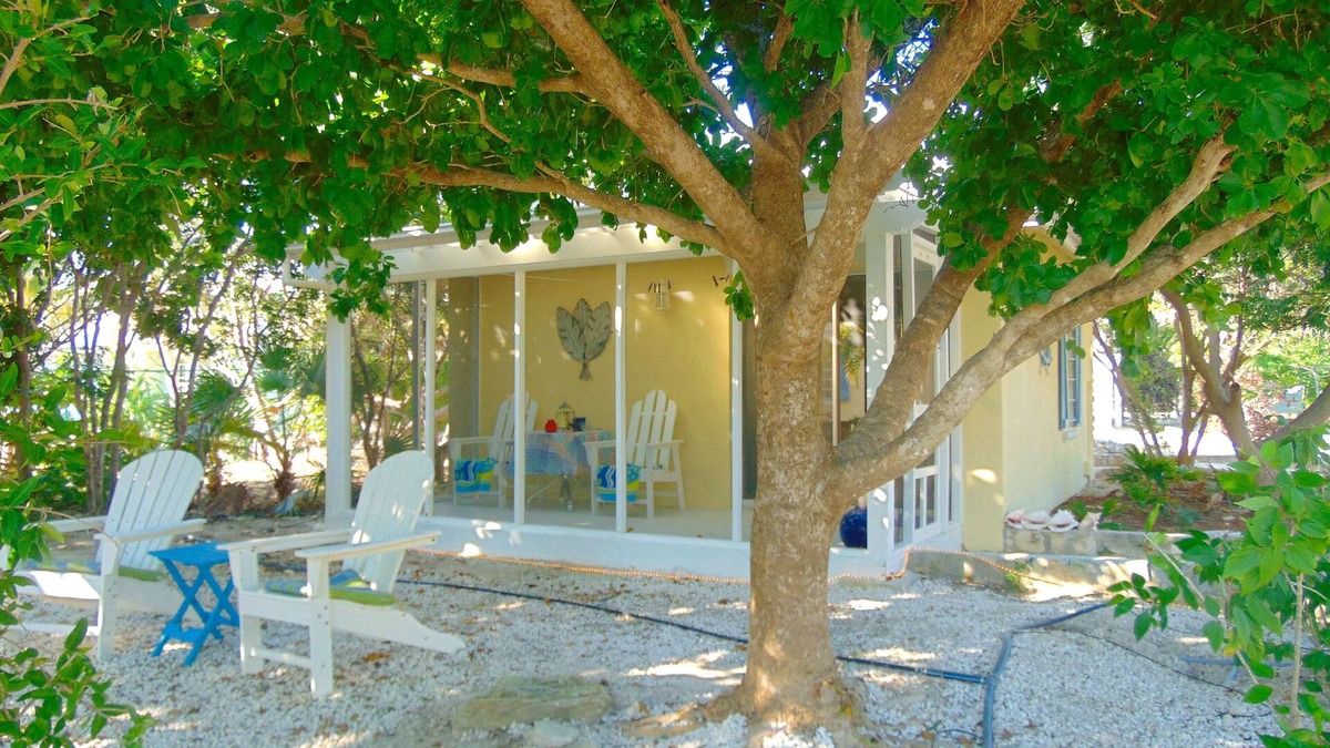 Discovery Bay Cottage | Waterfront Cottage Dockside Patio Jeep SUV Kayak SUP Bike Boat Beaches Jet Ski