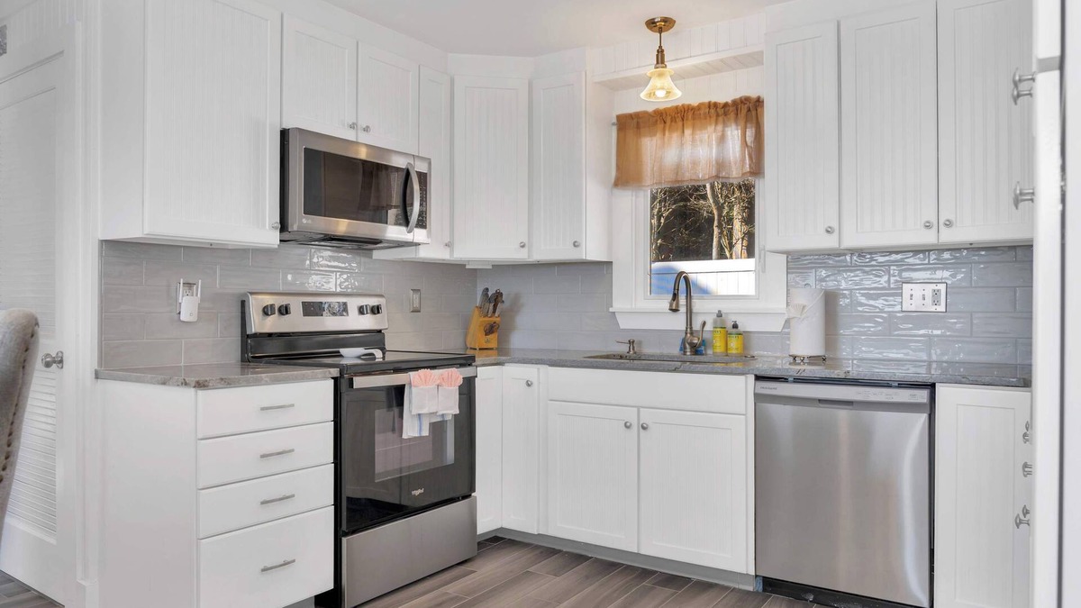Niantic House | Water View 3BR w/King Beds | Steps to Beach