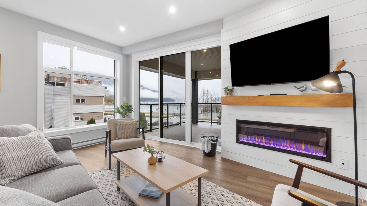 Harrison Hot Springs Condo | Water View - Brand New Harrison 2BR + Den