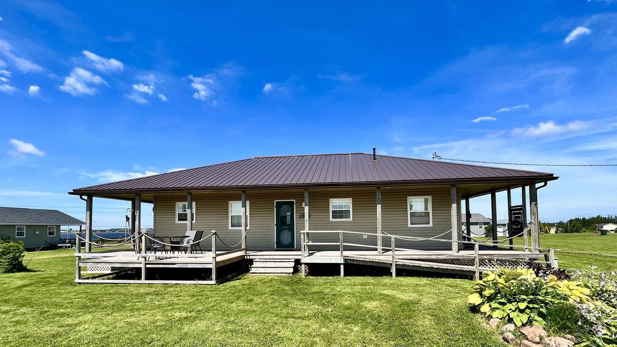 Darnley Cottage | Water view cottage - Walk to Thunder Cove Beach!