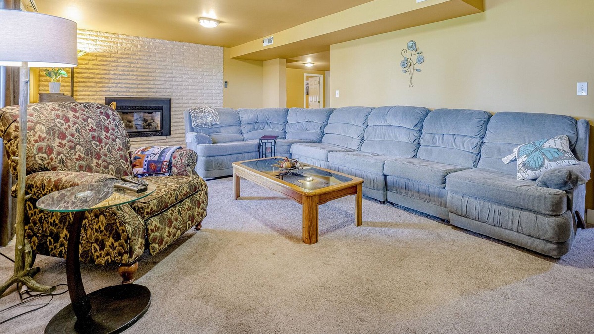 Lakeridge Apartment | Water-view retreat with deck, grill, paddleboards & bikes - dog-friendly