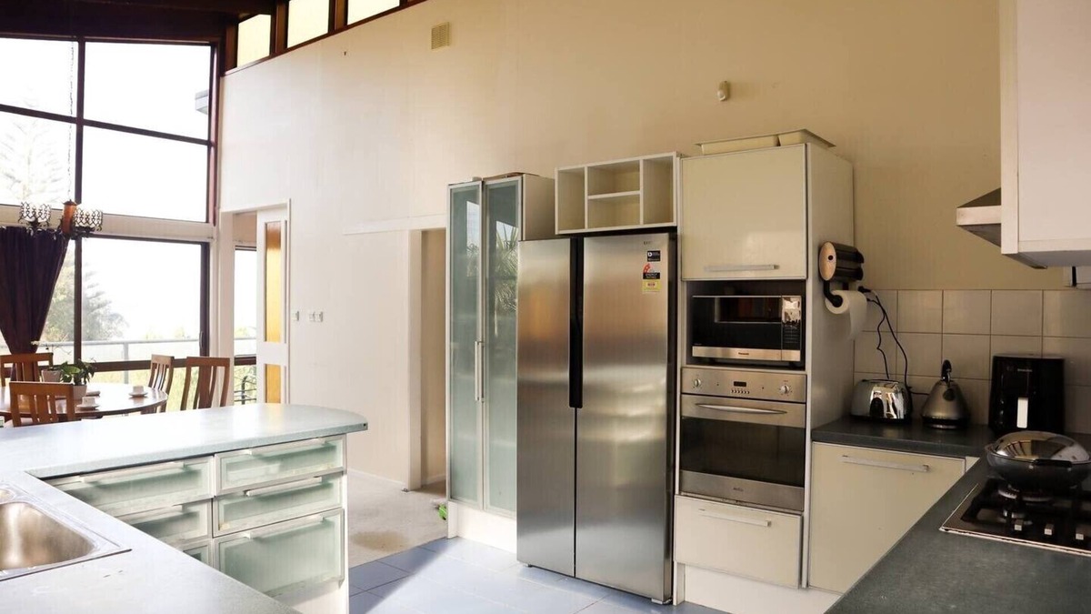 Auckland House | Water views 5-Bedroom Large home | Family Friendly. Close to Airport & City.