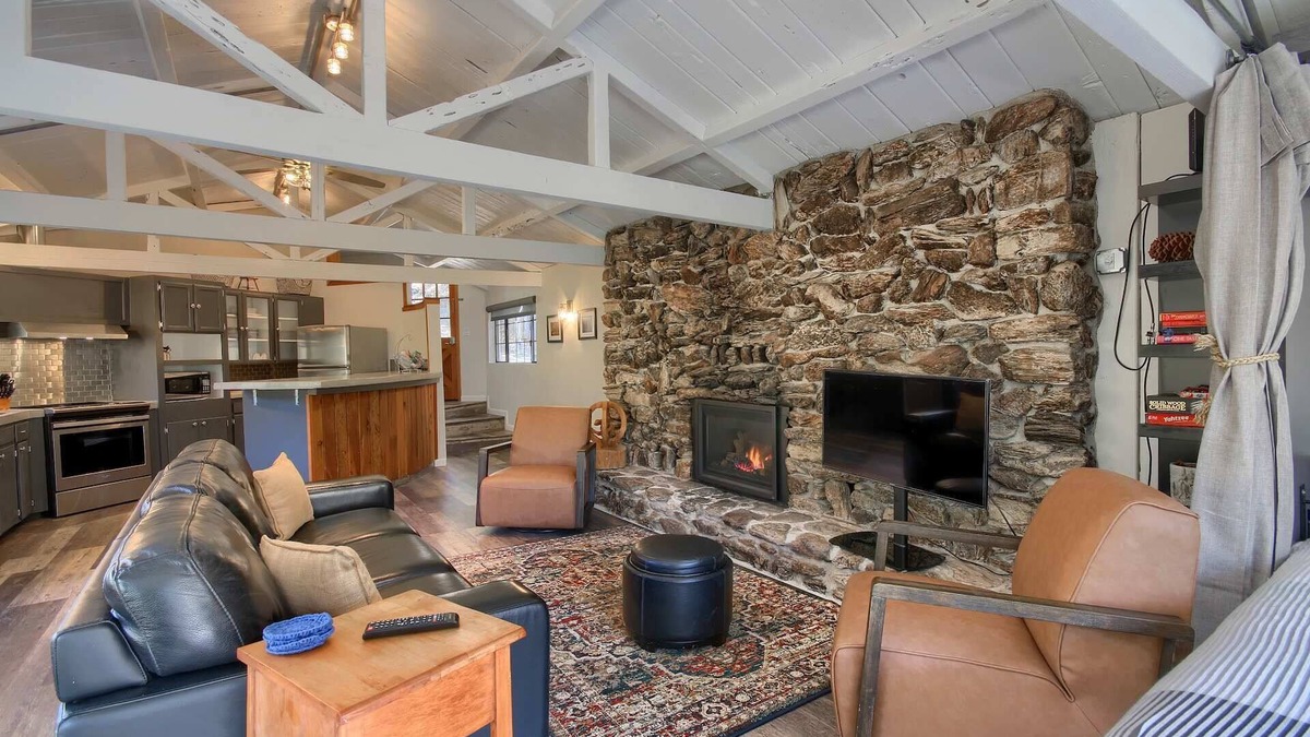 Oakhurst House | Waterfall House-Riverfront-BBQ-sleeps Four