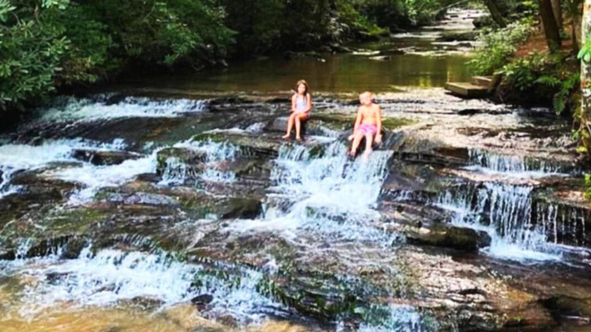 Wiley Ski Chalet | Waterfall Retreat Cabin 1, Blue Ridge Mountains, Sleeps 5-Pet Friendly-WIFI