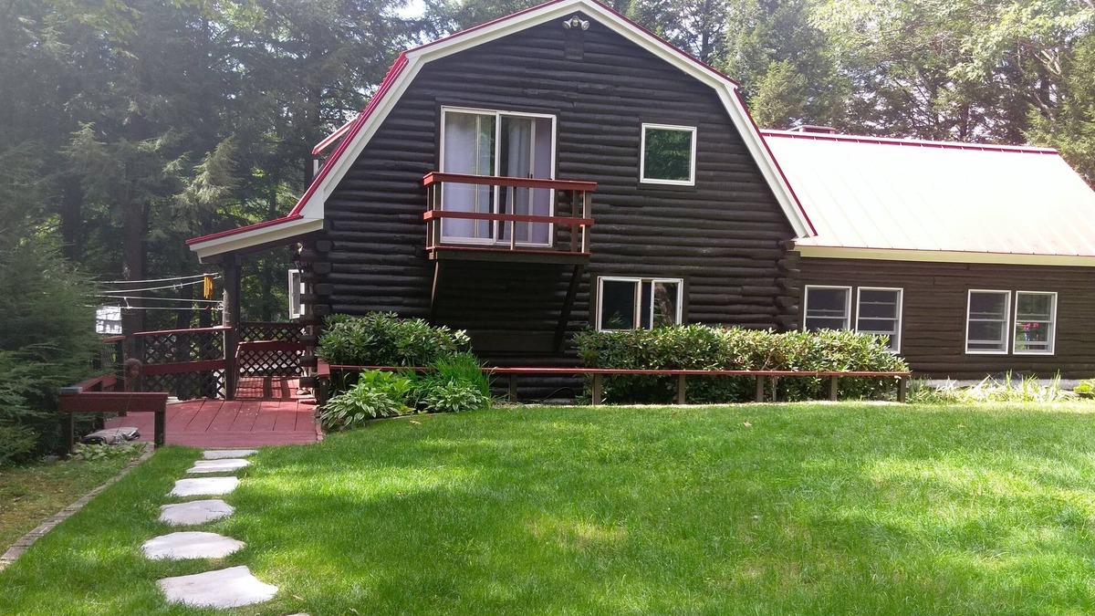 Rindge House | Waterfont log home nestled in the pines