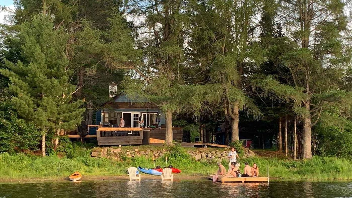 Sainte-Agathe-des-Monts Ski Chalet | Waterfront cottage with private spa, blending rustic and contemporary charm.