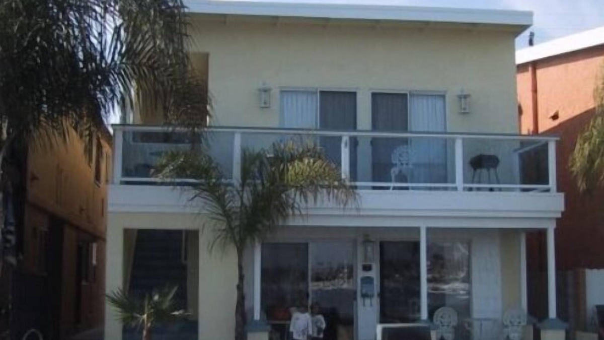 Belmont Shore Apartment | Waterfront 1 bdrm upstairs, w garage, King bed, desk, view deck, 31 nt min
