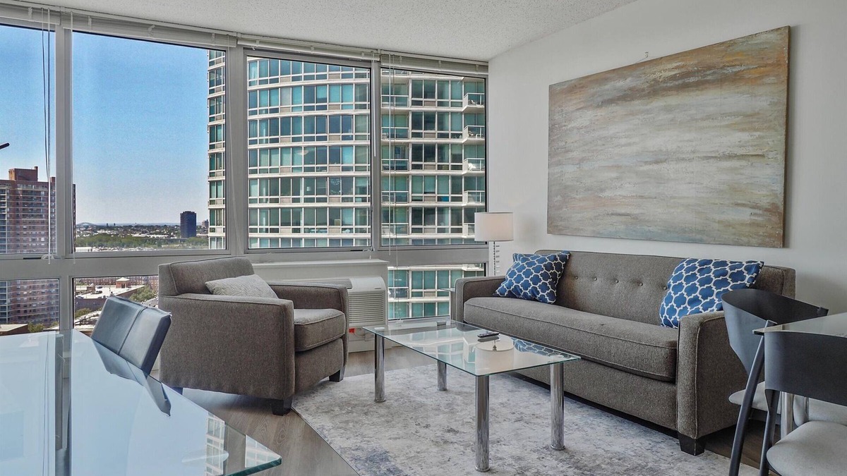 Colgate Center Apartment | Waterfront 1BR w. Prime Manhattan Skyline Views | Pet-friendly