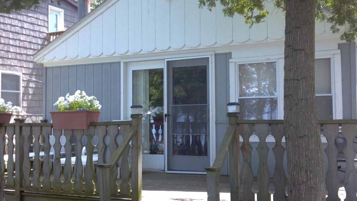 Sturgeon Bay Cottage | Waterfront 2 b.r. Bay View Cottage/sunsets/wineries/lighthouses/beaches/fishing