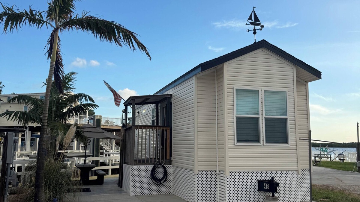 Chokoloskee House | Waterfront 2 bedroom 1 bath with boat slip