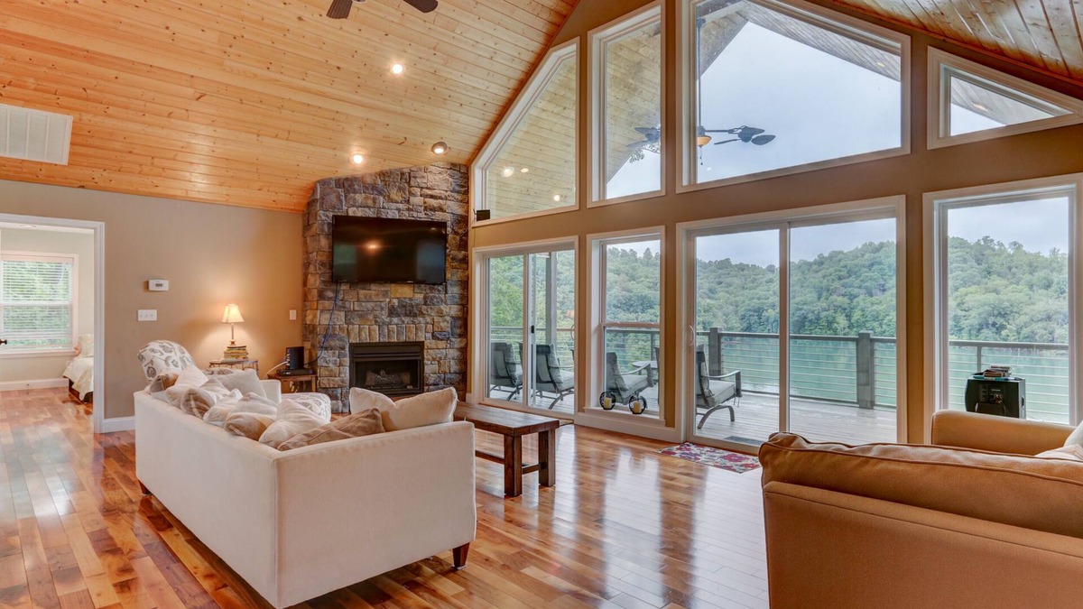 Jacksboro House | Waterfront, 2025 Tram, 2023 Dock, Sleeps 14, 3BR, 3.5 Bath, Wifi @ House & Dock