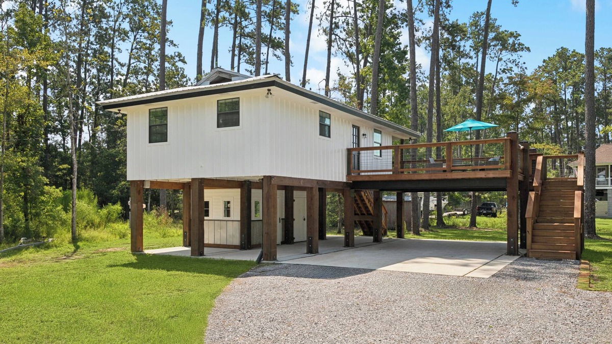 Covington House | Waterfront 2BR/1BA – Fully Furnished Home in Covington, LA