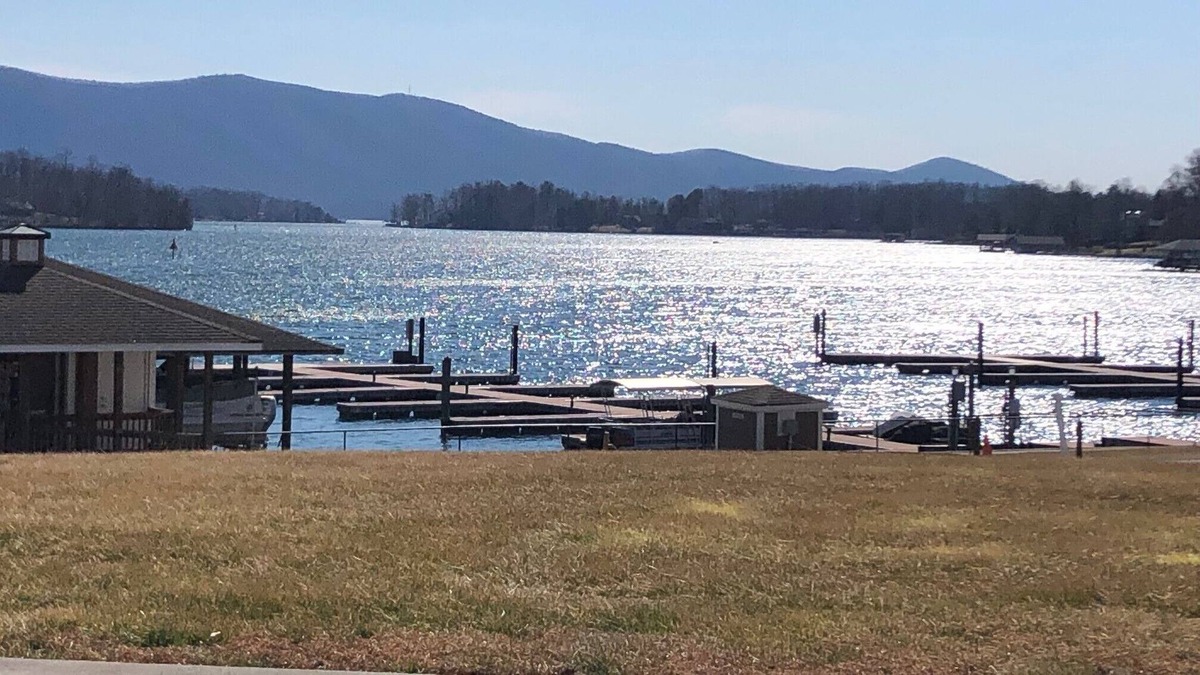 Huddleston Resort | Waterfront 2BR Condo, Mariners Landing Resort on Smith Mountain Lake VA