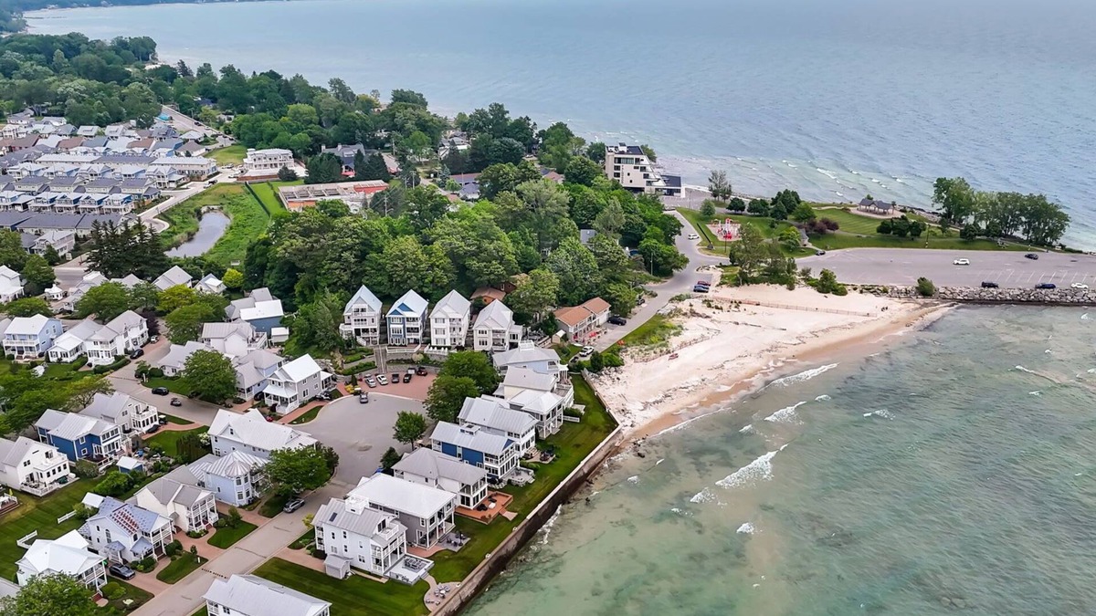 Crystal Beach Apartment | Waterfront 2BR Unit | Private Beach!