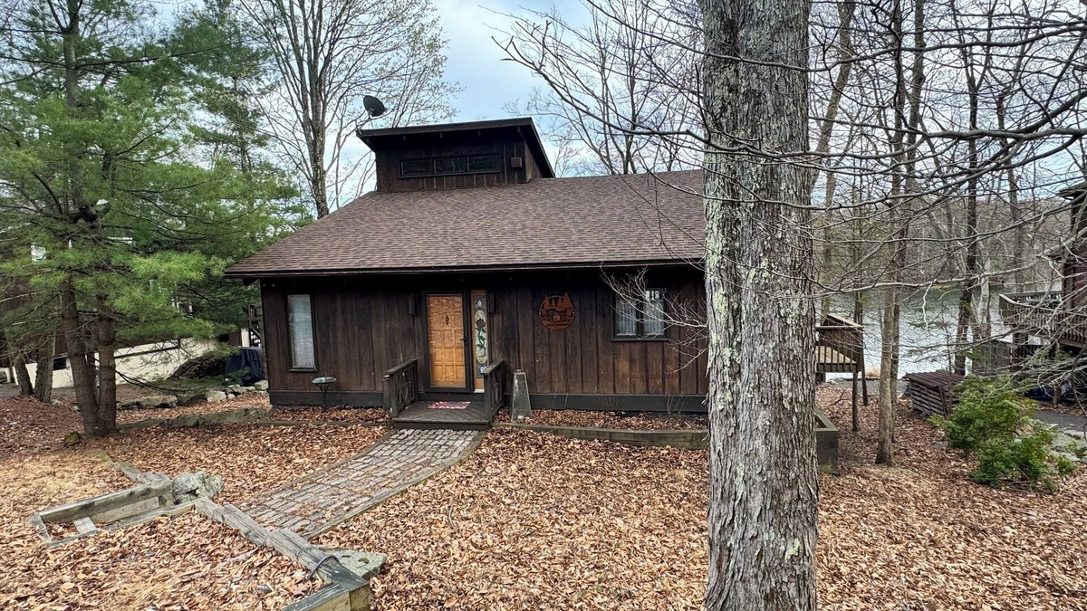 Wallenpaupauk Lake Estates Cabin | Waterfront 3-bed cabin in fabulous Lake Ariel with WiFi, AC, near pool & fitness
