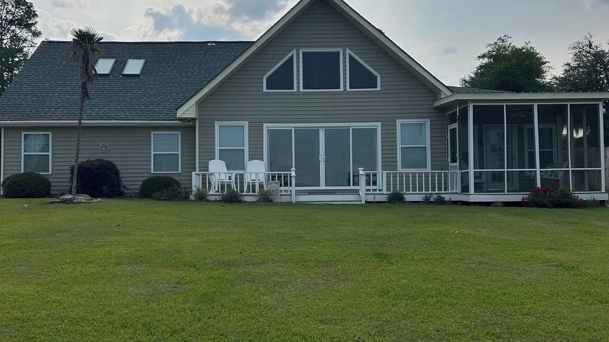 Donalsonville House | Waterfront 3 bed 3 bath, located on fisherman’s dream Lake Seminole.
