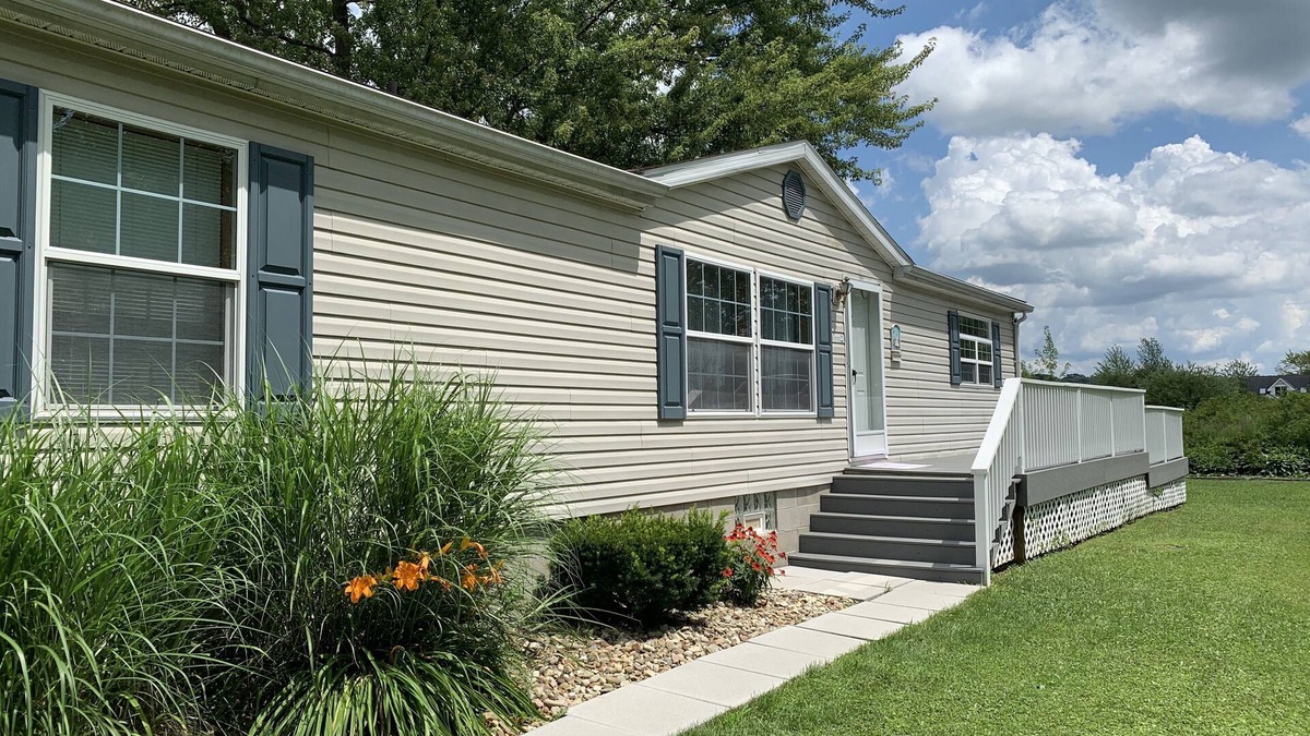 Conneaut Lakeshore House | Waterfront 3 Bedroom 2 Bath Home with DOCK!