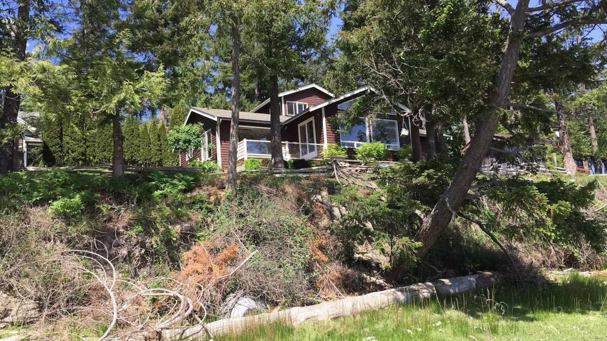 Roche Harbor House | Waterfront 3 Bedroom with Kayaks, Dock & Bikes!
