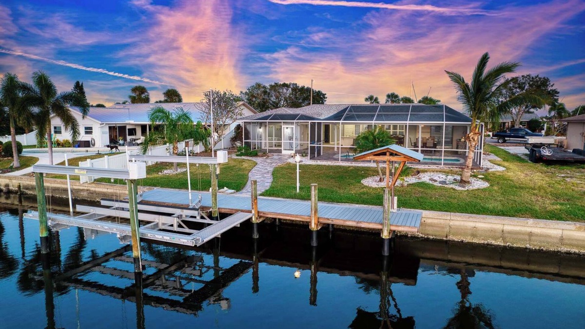 Apollo Beach House | Waterfront 3 Br~Newly Renovated~Pool~Dog Friendly