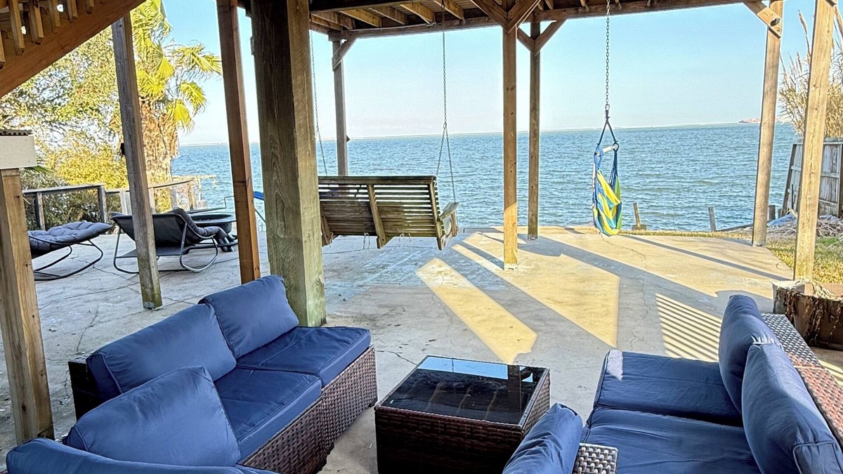 La Porte House | Waterfront 3bed/2bath with Hot Tub/Jacuzzi near Kemah Boardwalk NASA Galveston