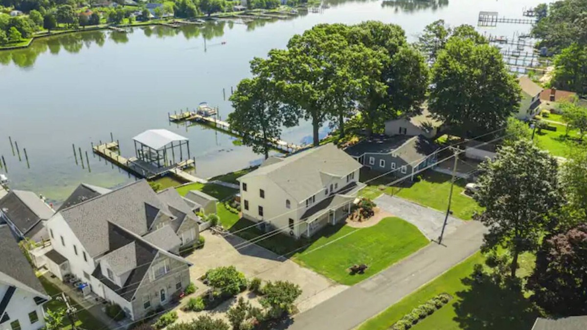 Cobb Island Cottage | Waterfront 4-bedroom home with hot tub and gym!
