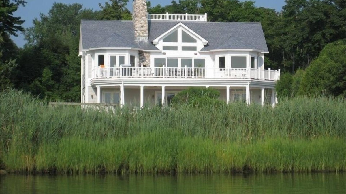 Hampton Bays House | Waterfront, 4 bedrooms, loft, den. Bay Beach, 3300 sft and 1800 sft of decks.