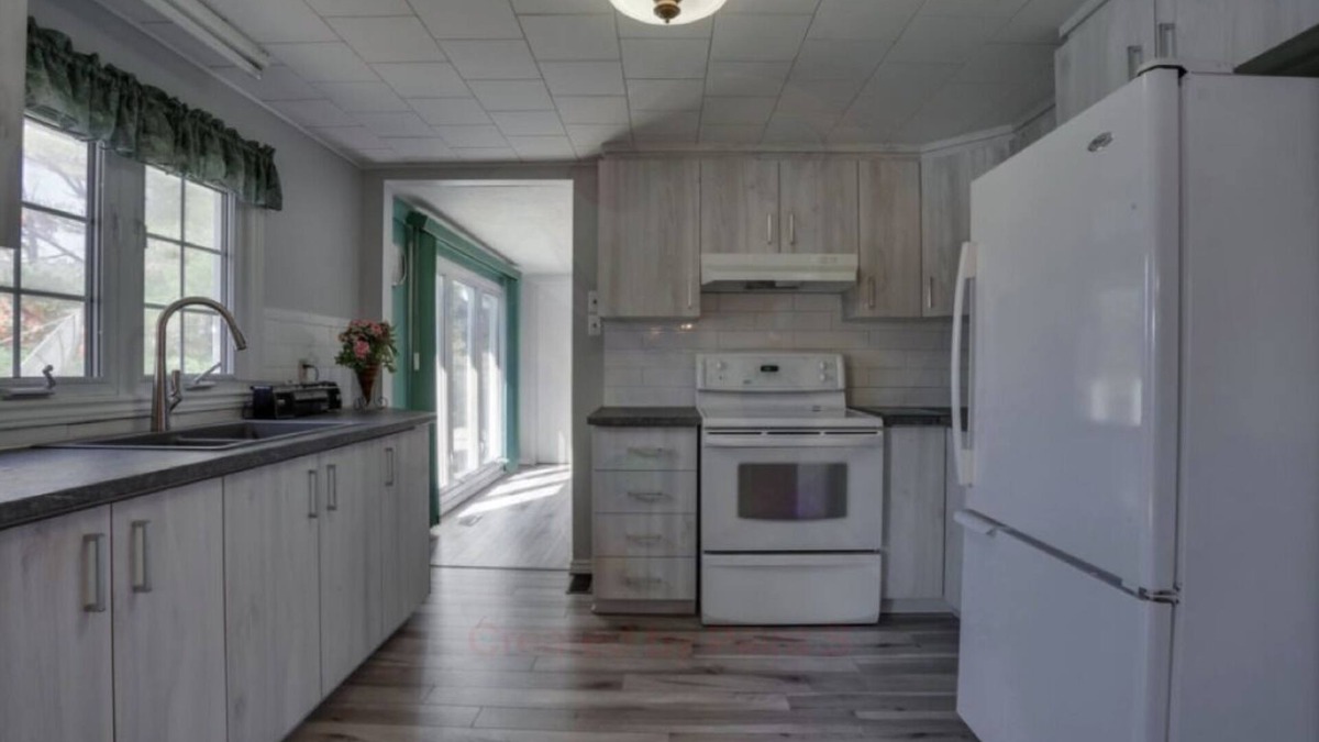 Otter Lake House | Waterfront 5 Bed /3 Bath Cottage on Farm Lake